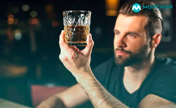 Мужчина со стаканом